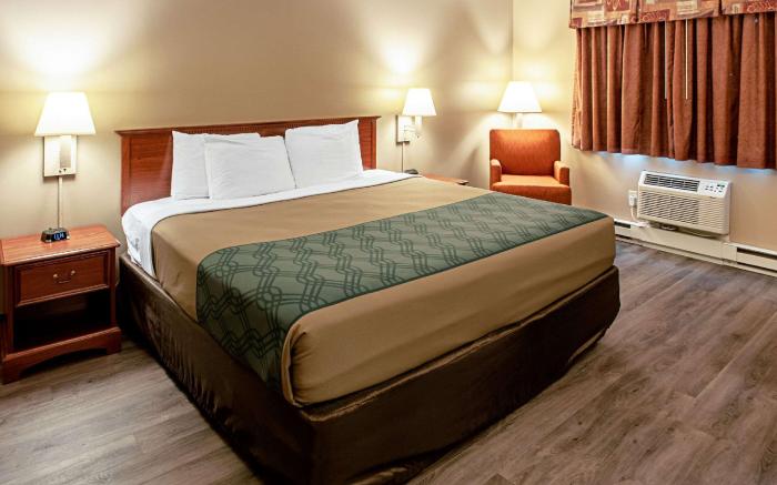 Econo Lodge Menomonie On The Bay