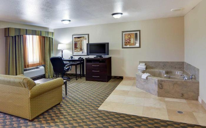Comfort Suites