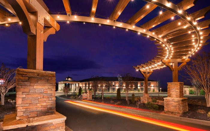 Aiden by Best Western Warm Springs Hotel and Event Center