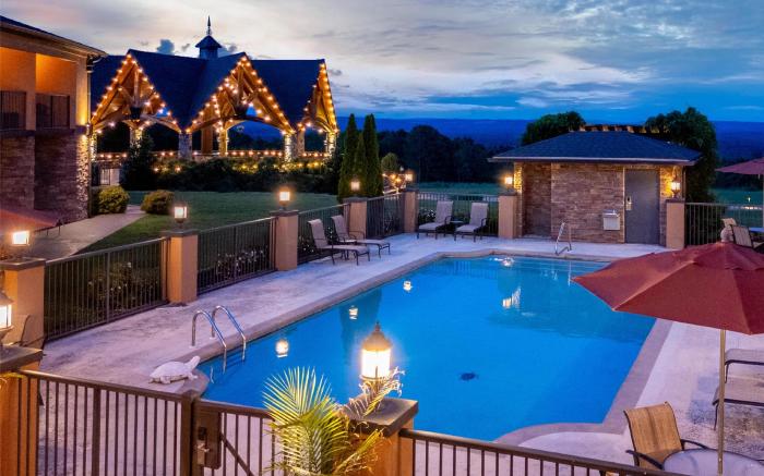 Aiden by Best Western Warm Springs Hotel and Event Center