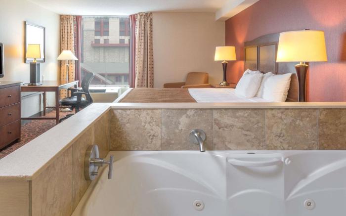 Ramada by Wyndham Niagara Falls/Fallsview