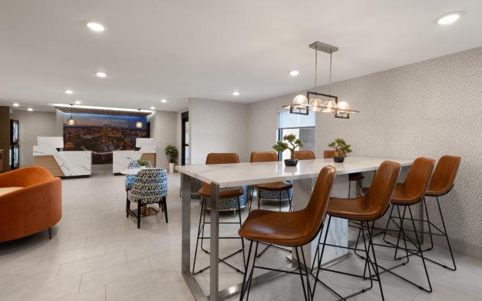 La Quinta Inn & Suites by Wyndham Greenville Woodruff Rd