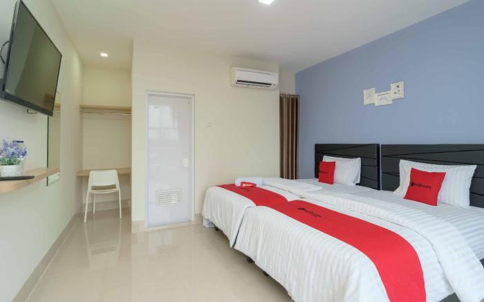 RedDoorz Plus near Eka Hospital BSD 5