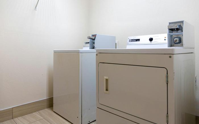 Red Roof PLUS+ & Suites Savannah – I-95