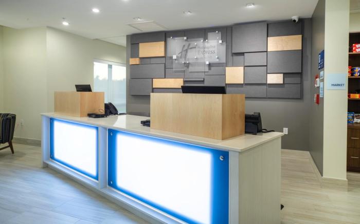 Holiday Inn Express and Suites Fort Myers Airport By IHG