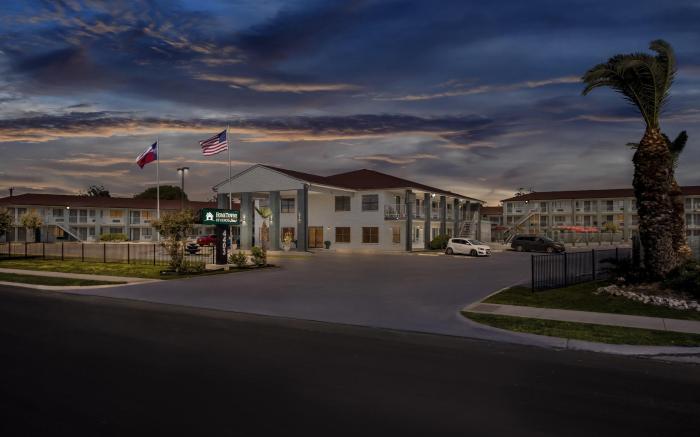 HomeTowne Studios San Antonio E – Frost Bank Center