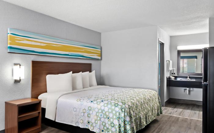 HomeTowne Studios San Antonio E – Frost Bank Center