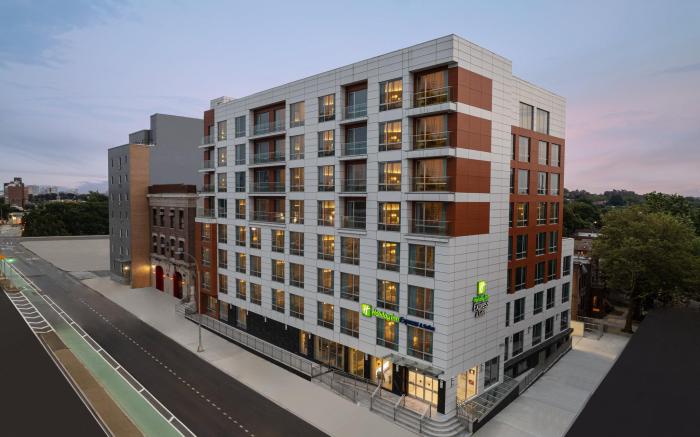 Holiday Inn Express & Suites Woodside LaGuardia Airport By IHG