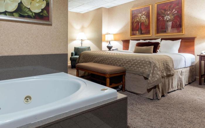 Ramada Hotel & Convention Center by Wyndham Topeka Downtown