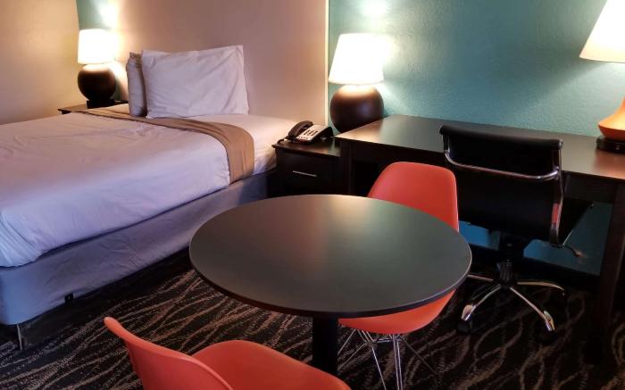 Howard Johnson by Wyndham Houston Hobby Airport