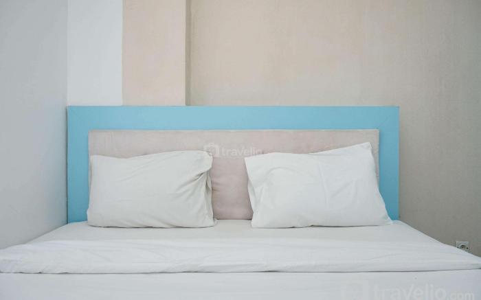 Gorgeous 2BR Green Pramuka Apartment By Travelio