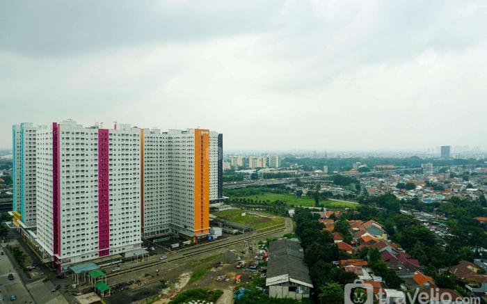 Gorgeous 2BR Green Pramuka Apartment By Travelio