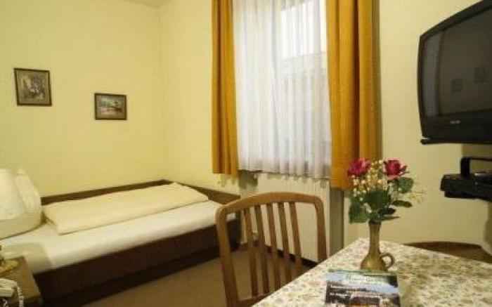 Fruhstuckspension Meyer, Familie Orthacker