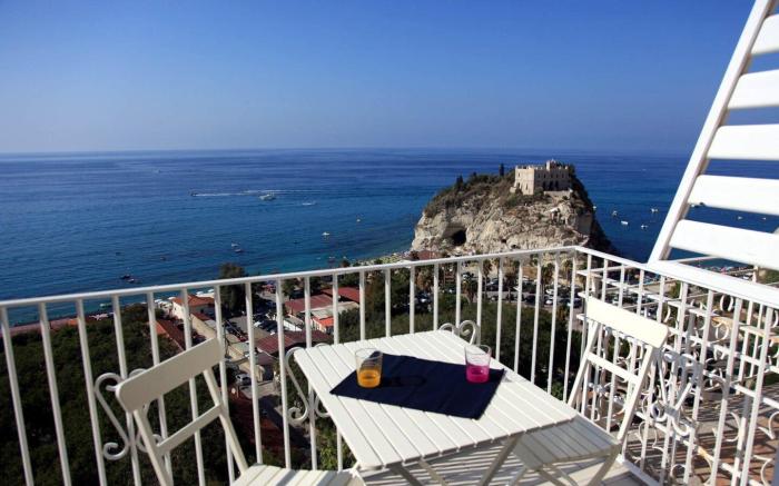 Le Tolde del Corallone a Picco sul mare La Pinta