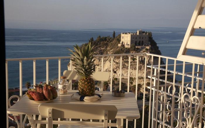 Le Tolde del Corallone a Picco sul mare La Pinta