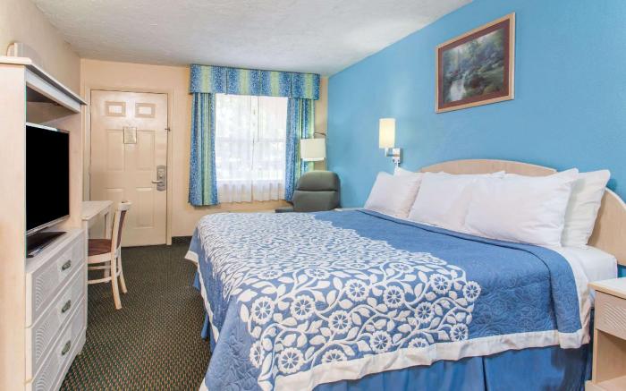 Days Inn by Wyndham Bradenton I-75
