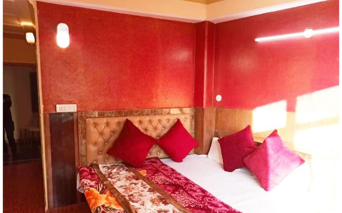 Goroomgo King Palace Shimla Near Mall Road