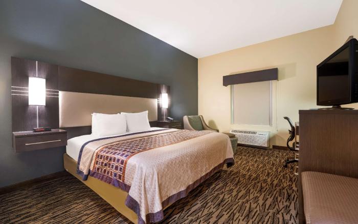 Best Western Bradbury Inn & Suites