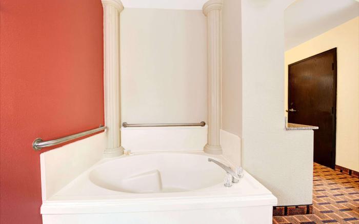 Days Inn by Wyndham Dallas Plano