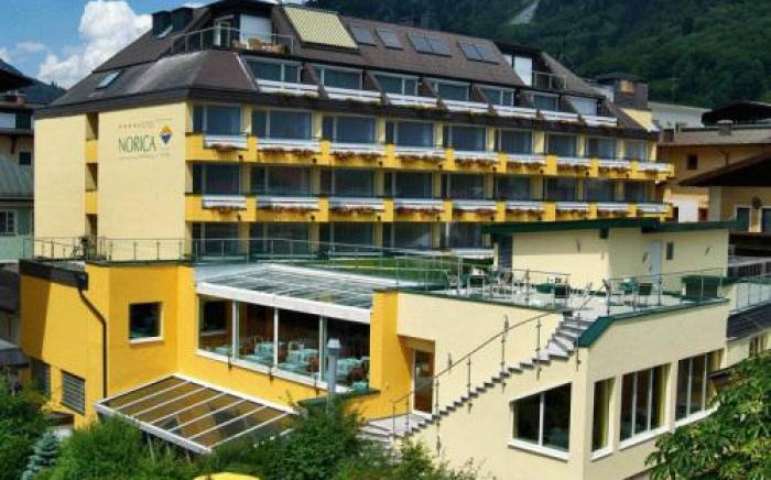 Hotel Norica - Thermenhotels Gastein mit dem Bademantel direkt in die Therme