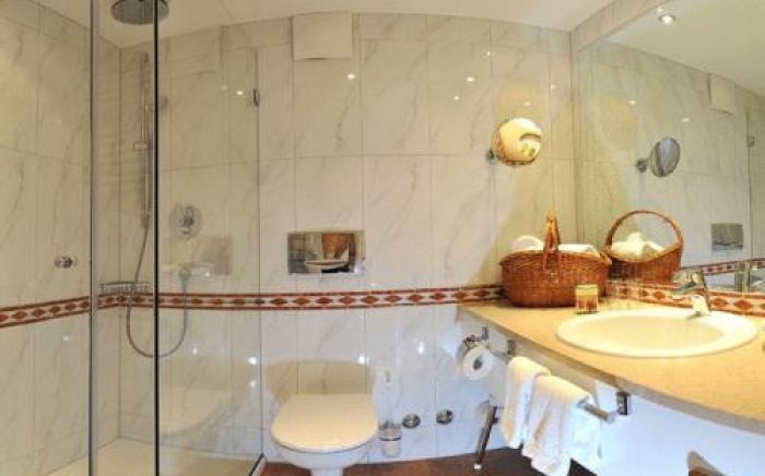 Hotel Norica - Thermenhotels Gastein mit dem Bademantel direkt in die Therme