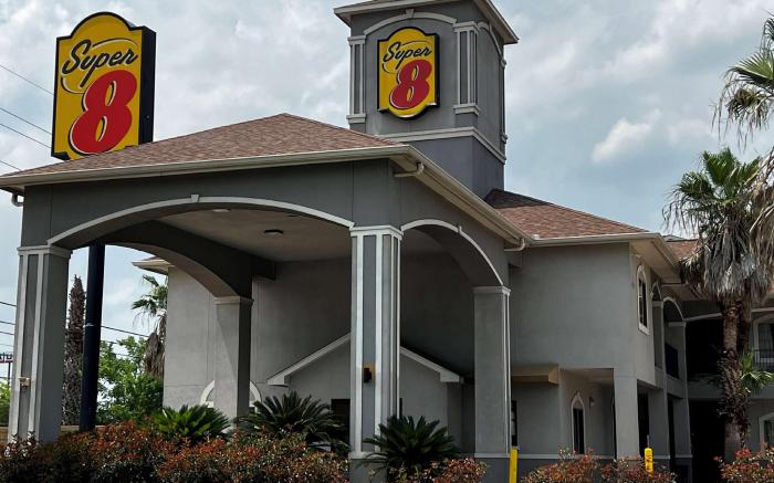 Super 8 By Wyndham Houston North I-45