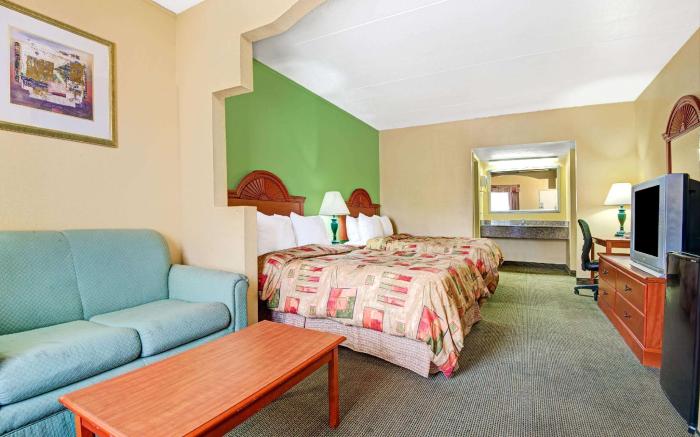 Super 8 by Wyndham Nashville Near Downtown / I-40