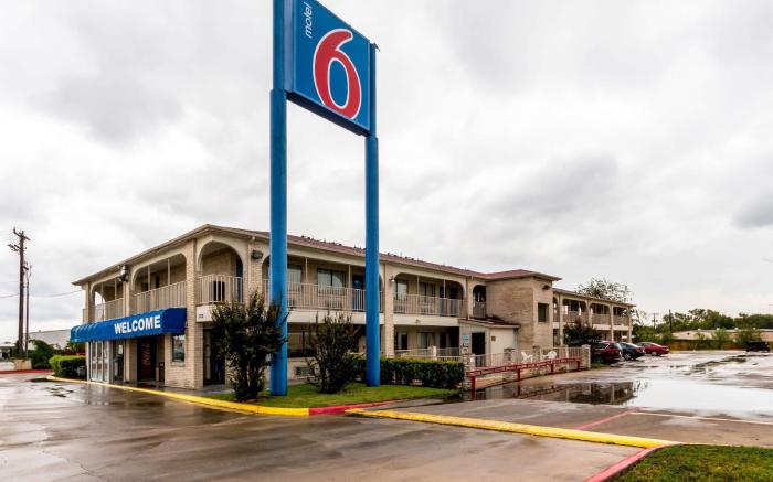 Motel 6 San Antonio, TX - Frost Bank Center