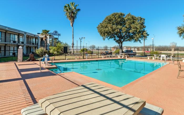 Knights Inn San Antonio near Frost Bank Center