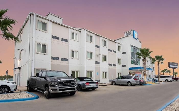 Motel 6 Eagle Pass, TX - Lakeside