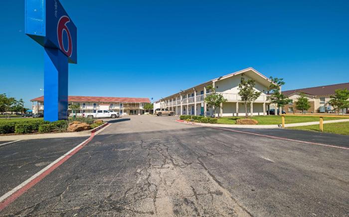 Motel 6 Dallas, TX - Farmers Branch