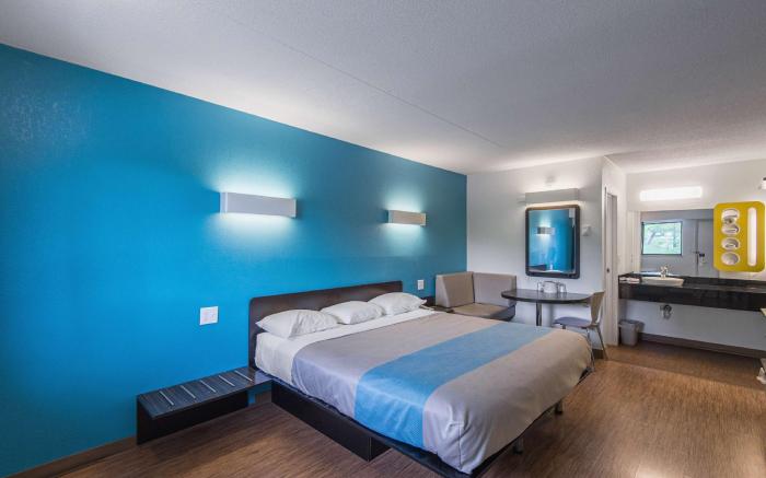 Motel 6 Overland Park, KS