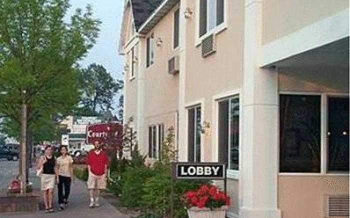 Court Plaza Inn & Suites of Mackinaw