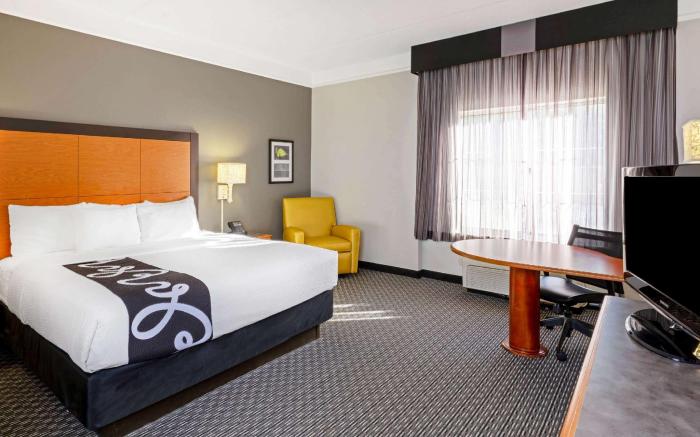 La Quinta Inn & Suites by Wyndham Houston West Park 10