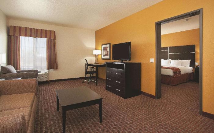 La Quinta Inn & Suites by Wyndham Denver Gateway Park