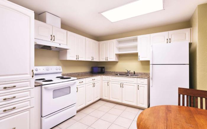 La Quinta Inn & Suites by Wyndham St. Petersburg Northeast