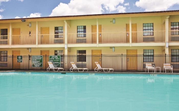 Howard Johnson by Wyndham Columbus Fort Moore