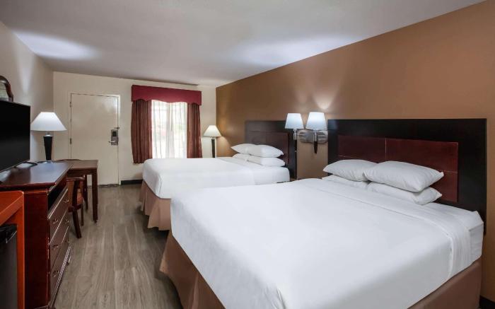 Days Inn & Suites by Wyndham Tyler