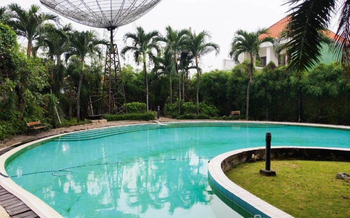 Spacious Classic 1BR Apartment at Taman Beverly By Travelio