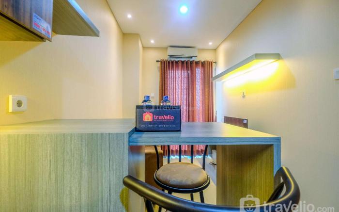 Fully Furnished Apartment with Comfortable Design 1BR Woodland Park Residence By Travelio