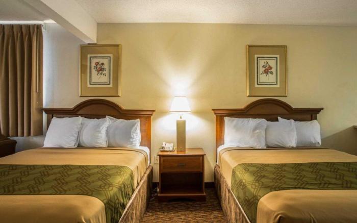 Econo Lodge Inn & Suites