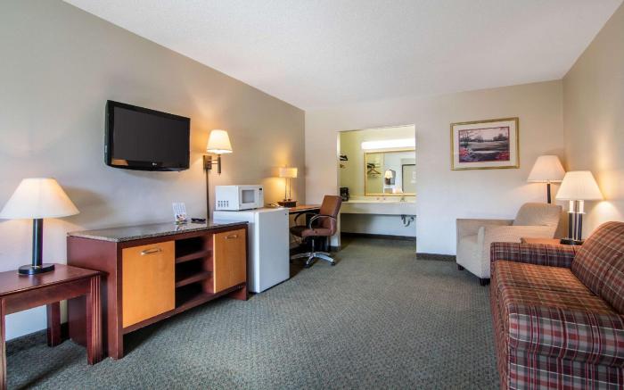 Econo Lodge Inn & Suites Conference Center