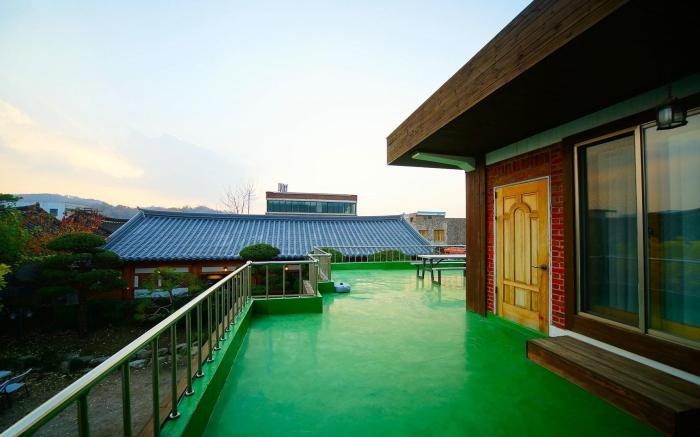 Jeonju Haninokeui YIhwawon Healing Gonggan Private Pension (전주 한인옥의이화원 힐링공간 독채펜션)