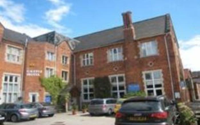 Castle Hotel & Apartments