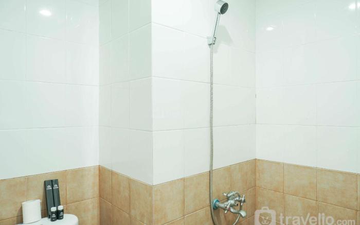 Lovely and Strategic Studio at Green Pramuka Apartment By Travelio