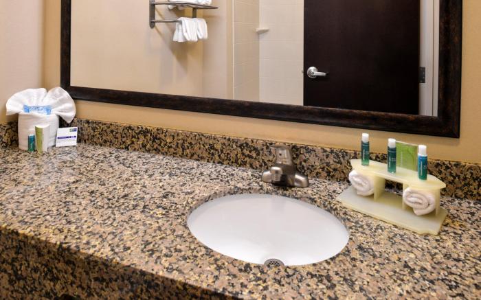 Holiday Inn Express & Suites Fairmont By IHG