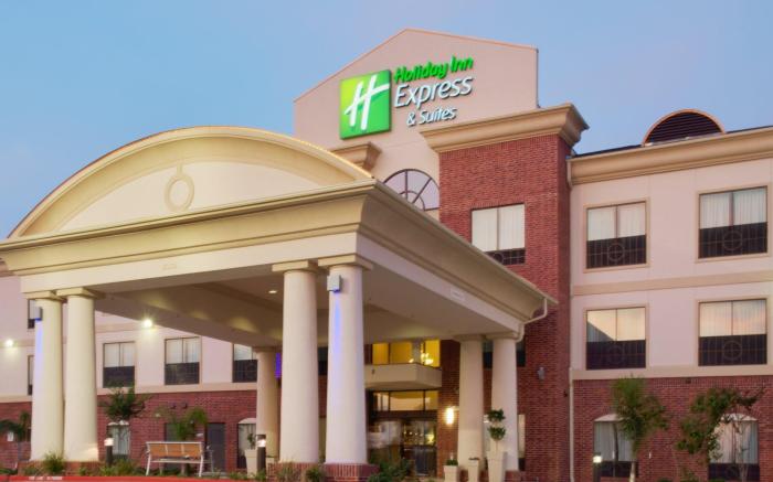 Holiday Inn Express & Suites Sealy By IHG