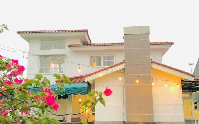 The Woodhill Villa Kota bunga by Citrus house