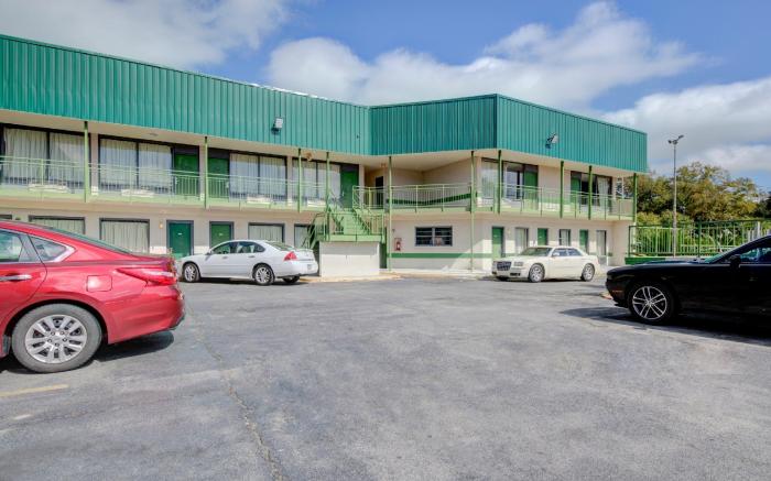 OYO Hotel Douglas GA US-441
