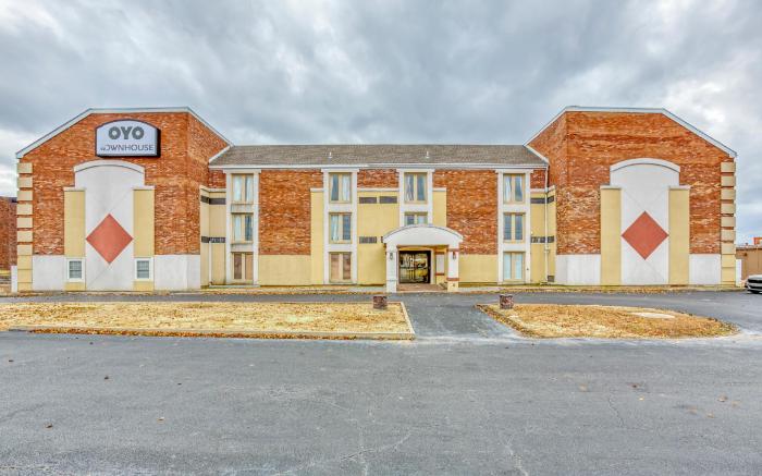 OYO Townhouse Tulsa Woodland Hills